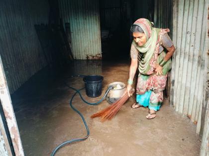 Returned to the flood affected house in Sangli, started cleaning the house | सांगलीतील पूरग्रस्त घरी परतले, घरातील चिखलगाळ काढण्यास सुरुवात