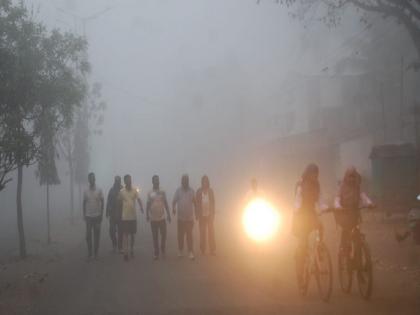 there is a wave in the atmosphere In Sangli, Dense fog in the morning | सांगलीत वातावरणात लहरीपणा, पसरली दाट धुक्याची चादर