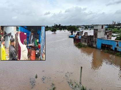 Flood water entered the suburbs of Sangli, 617 citizens were shifted to safer places | सांगलीत उपनगरांमध्ये पुराचे पाणी शिरले, ६१७ नागरिकांना सुरक्षितस्थळी हलविले