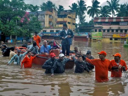 A helping hand from Solapur to flood victims in Sangli | सांगलीतील पूरग्रस्तांना सोलापुरातून मदतीचा हात