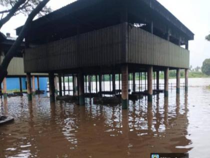 Krishna River in Sangli reaches warning level 127 citizens evacuated to safer places | सांगलीत कृष्णा नदी इशारा पातळीकडे; अमरधाम स्मशानभूमी पाण्याखाली, नदीकाठच्या भागात भीतीचं वातावरण Krishna River in Sangli reaches warning level 127 citizens evacuated to safer places | सांगलीत कृष्णा नदी इशारा पातळीकडे; अमरधाम स्मशानभूमी पाण्याखाली, नदीकाठच्या भागात भीतीचं वातावरण