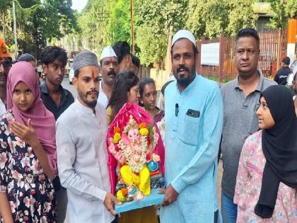 Muslim brothers install Ganesha in Sangli continuing 25 year tradition | सांगलीत मुस्लिम बांधवांकडून गणरायाची प्रतिष्ठापना, २५ वर्षांची परंपरा कायम Muslim brothers install Ganesha in Sangli continuing 25 year tradition | सांगलीत मुस्लिम बांधवांकडून गणरायाची प्रतिष्ठापना, २५ वर्षांची परंपरा कायम