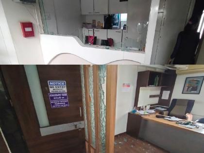Vanchit activists vandalize a private hospital in Sangli | सांगलीत वंचितच्या कार्यकर्त्यांनी खासगी रुग्णालय फोडले, पोलिसांनी १७ जणांना घेतले ताब्यात Vanchit activists vandalize a private hospital in Sangli | सांगलीत वंचितच्या कार्यकर्त्यांनी खासगी रुग्णालय फोडले, पोलिसांनी १७ जणांना घेतले ताब्यात