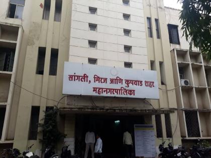 Attempted self-immolation by a woman in the mayor's hall, excitement in the municipal corporation | महापौर दालनात महिलेकडून आत्मदहनाचा प्रयत्न, महापालिकेत खळबळ