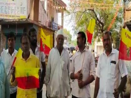 A procession with the flag of Karnataka in Tikondi in Sangli | सांगलीतील तिकोंडीमध्ये कर्नाटकच्या ध्वजासह पदयात्रा, मुख्यमंत्री बोम्मईंचा फलक लावला