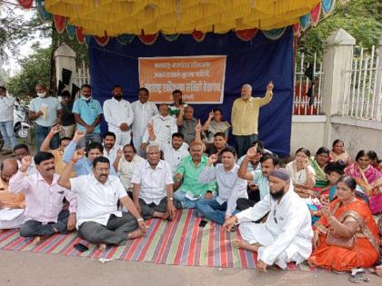 All-party protest movement except BJP in Sangli on Karnataka border issue | कर्नाटक सीमाप्रश्नी सांगलीत सर्वपक्षीय धरणे आंदोलन, आंदोलनापासून भाजप दूर