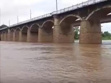 So today there was no time to check my level; Distress of Krishna river in Sangli | बाळांनो..तुम्ही पातळी सोडली नसती, तर आज माझी पातळी पाहायची वेळच नसती आली; सांगलीतील कृष्णा नदीची व्यथा 