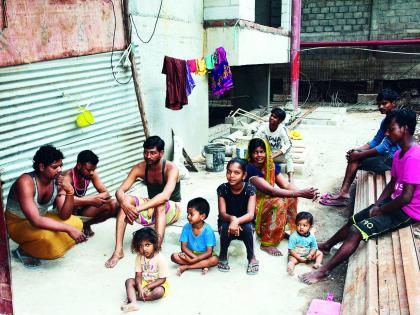 CoronaVirus Lockdown: Immigrants are neither homeless nor destitute ..! | CoronaVirus Lockdown : स्थलांतरितांची अवस्था ना घरका ना घाटका..!