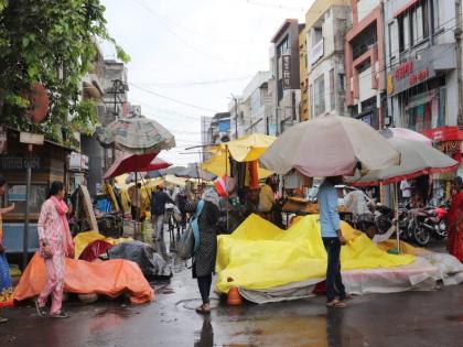 Rains in Sangli city, Damage to Retailers' Merchandise | सांगली शहरात पावसाची हजेरी, विक्रेत्यांची तारांबळ