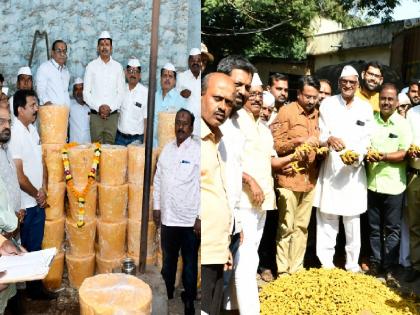 Jaggery, Turmeric and Currant Deals Launched in Sangli Agricultural Produce Market Committee on Diwali Padwa Mahurt | सांगली: दिवाळी पाडव्याच्या मुहूर्तावर हळद, गूळ, बेदाण्याचे सौदै; गुळाला मिळाला 'इतका' दर