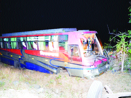 Three killed in private bus near Nagraj | नागजजवळ खासगी बस उलटून तीन ठार