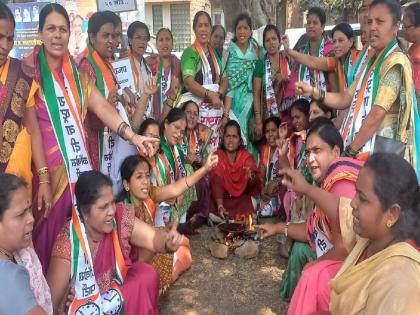 Gas price hike protested by Nationalist Women Alliance in Sangli | रस्त्यावरच चूल मांडून थापल्या भाकऱ्या, गॅस दरवाढीचा सांगलीत राष्ट्रवादी महिला आघाडीकडून निषेध