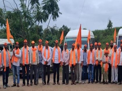 Maratha brothers from Kadegaon in Sangli district left for Mumbai to participate in Manoj Jarange Patil's grand march to Mumbai for Maratha reservation | Maratha Reservation: मनोज जरांगे-पाटील यांच्या हाकेला उत्स्फूर्त प्रतिसाद, कडेगावातून मराठा बांधवांची मुंबईकडे कूच Maratha brothers from Kadegaon in Sangli district left for Mumbai to participate in Manoj Jarange Patil's grand march to Mumbai for Maratha reservation | Maratha Reservation: मनोज जरांगे-पाटील यांच्या हाकेला उत्स्फूर्त प्रतिसाद, कडेगावातून मराठा बांधवांची मुंबईकडे कूच