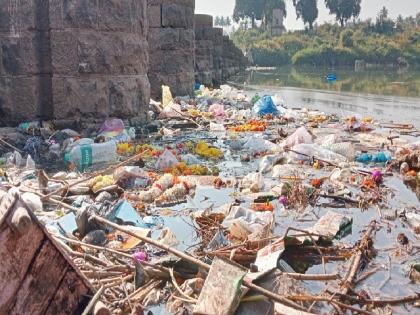 Garbage, litter of bottles in the Krishna river of Sangli; The issue of citizens health is serious | सांगलीच्या कृष्णा नदीत कचरा, बाटल्यांचा खच; नागरिकांच्या आरोग्याचा प्रश्न गंभीर