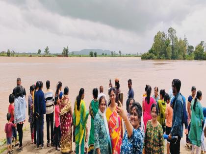 Krishna river reaches warning level in Sangli, Discharge of 32,100 cusecs from Koyna and 15,785 cusecs from Varna | सांगलीत कृष्णेने इशारा पातळी गाठली, वारणेला पूर; कोयनेतून ३२,१०० तर वारणेतून १५,७८५ क्युसेकने विसर्ग