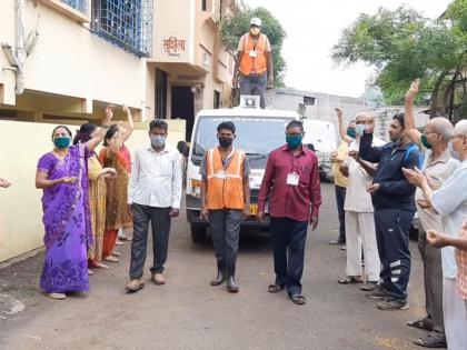 CoronaVirus Lockdown: Citizens of Sangli scatter flowers on cleaning staff | CoronaVirus Lockdown : सांगलीच्या नागरिकांनी स्वच्छता कर्मचाऱ्यांवर केली फुलांची उधळण