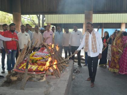 Symbolic funeral on gas cylinder in crematorium, unique movement of Madanbhau Yuva Mancha in Sangli | स्मशानभूमीत गॅस सिलिंडरवर प्रतिकात्मक अंत्यविधी, सांगलीत मदनभाऊ युवा मंचाचे अनोखे आंदोलन