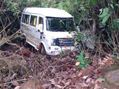 Four tourists injured as minibus falls into a ditch in Bhambavali, Kolhapur, Sangli | भांबवली येथे मिनीबस खड्ड्यात कोसळली, चार पर्यटक जखमी Four tourists injured as minibus falls into a ditch in Bhambavali, Kolhapur, Sangli | भांबवली येथे मिनीबस खड्ड्यात कोसळली, चार पर्यटक जखमी