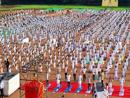 Record breaking devotional yoga by five and a half lakh yoga enthusiasts in Sangli, three world records set | सांगलीत साडेपाच लाख योगप्रेमींकडून विक्रमी भक्तियोग, तीन विश्वविक्रमांची नोंद 
