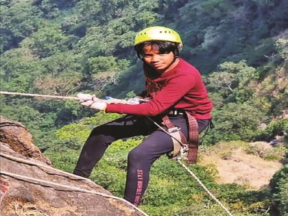 Nine-year-old Pranjal Bavachkar from Sangli visited Moroshi Bhairavagad fort | सांगलीतील नऊ वर्षीय प्रांजलने सर केला राज्यातील सर्वात अवघड किल्ला