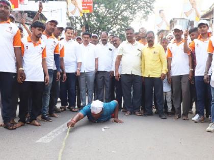 Sushant Nale walked 18 km barefoot from Sangrul to Ambabai temple for his leader's success in the assembly elections | Kolhapur: विधानसभेला नेत्याला यश मिळो; सांगरुळ ते अंबाबाई मंदिर १८ कि.मी. अनवाणी पायाने घातला दंडवत