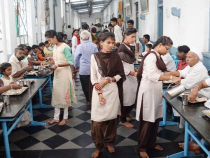 'Sangmeshwar' student becomes a carpenter for devotees! | श्रावण सोलापुरी; ‘संगमेश्वर’चे विद्यार्थी भक्तगणांसाठी बनले वाढपी !