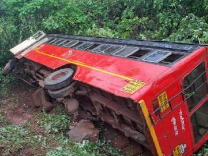 Bus overturns after driver fell asleep, eight passengers injured in Sindhudurg | चालकाला डुलकी आल्याने बस उलटली, सिंधुदुर्गातील आठ प्रवासी जखमी; संगमेश्वर येथील दुर्घटना