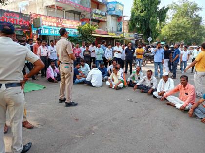 stop the road at warwat bakal tamgaon police detained the protestors | वरवट बकाल येथे रास्ता रोको; तामगाव पोलिसांनी आंदोलकांना घेतले ताब्यात