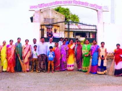 Women activists have implemented the Cleanliness campaign in Washim city | महिला कलावंतांनी वाशिम शहरात राबविले स्वच्छता अभियान