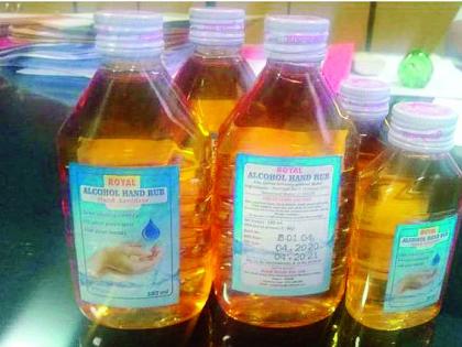 Sanitizer sales in liquor bottles in Nagpur! | नागपुरात  चक्क दारूच्या बॉटलमध्ये सॅनिटायझर विक्री! २५ लाखांचा साठा जप्त