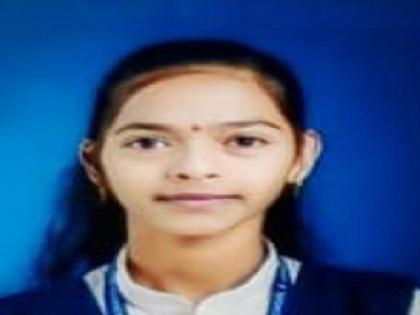 Sanjana Dhanaji Gole secured 83.50 percent marks in her 12th examination after her father's illness and helping her mother in farming and at home | Kolhapur: आजारपणामुळे वडील अंथरुणाला खिळलेले; घर, शेती सांभाळत बारावी परीक्षेत संजना हिने यश मिळवले