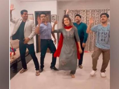 marathi tv serial aai kuthe kay karte sanjana and co star dance video viral | अरुंधतीला सपोर्ट करणाऱ्या आशुतोषने टेकले संजनापुढे हात; रुपालीच्या तालावर धरला ताल