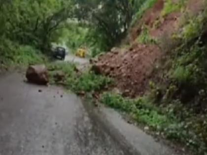 A landslide occurred near Sajjangad Fort in Satara; Traffic disruption | Satara: सज्जनगडाजवळ दरड कोसळली; वाहतूक विस्कळीत