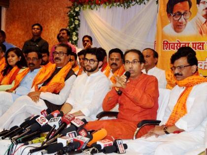 shiv sena rebel deepak kesarkar slams sanjay raut and appeal aaditya thackeray over language | “...तर संजय राऊतांवर हक्कभंग आणू, त्यांना जेलमध्ये टाकू”; बंडखोर आमदारांचा प्रचंड संताप