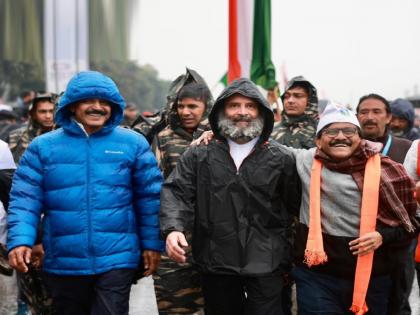 shiv sena thackeray group sanjay raut participate in congress rahul gandhi bharat jodo yatra in jammu kashmir | Sanjay Raut in Bharat Jodo Yatra: संजय राऊतांची ‘पवार’फुल खेळी; भरपावसात राहुल गांधींसोबत भारत जोडोची पदयात्रा!