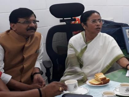 Netizens criticized Shivsena's mp Sanjay Raut over meeting with Mamata Banerjee | हिंदुत्व विसरलात का?; ममतांवरची शिवसेनेची 'ममता' पाहून नेटकऱ्यांचा 'रोखठोक' सवाल