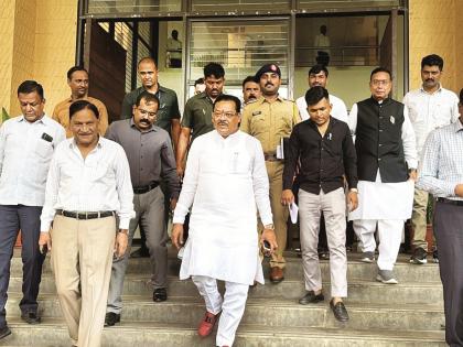 How much gold was lost in the Ladda robbery? Guardian Minister Sanjay Shirsat's revelation, tone changed after discussion with Police Commissioner | लड्डा दरोड्यात सोने गेले किती? पालकमंत्र्यांचा आधी गौप्यस्फोट, नंतर सुर बदलला How much gold was lost in the Ladda robbery? Guardian Minister Sanjay Shirsat's revelation, tone changed after discussion with Police Commissioner | लड्डा दरोड्यात सोने गेले किती? पालकमंत्र्यांचा आधी गौप्यस्फोट, नंतर सुर बदलला