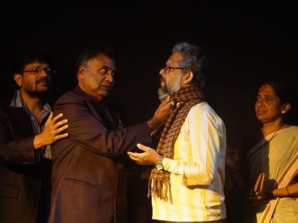 25th experiment for 25 rupees! What kind of waist did the stage crew perform for Pul's play 'Ek Zunj Warai Paat' | २५ रुपयांमध्ये २५वा प्रयोग! पुलंच्या 'एक झुंज वाऱ्यासाठी' नाटकाकरीता रंगकर्मींनी कसली कंबर