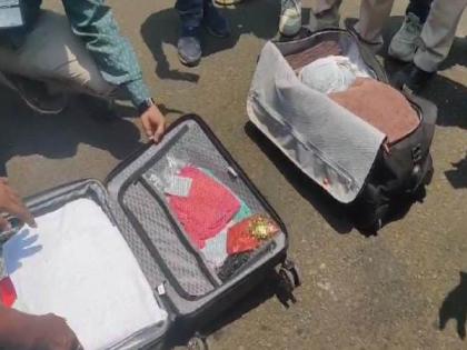 clothes medicines and essentials in the chief minister's bag the bharari team along with the election commission conducted the investigation in nashik | मुख्यमंत्र्यांच्या बॅगमध्ये कपडे, औषधे अन् जीवनावश्यक वस्तू; निवडणूक आयोगासह भरारी पथकाने केली तपासणी