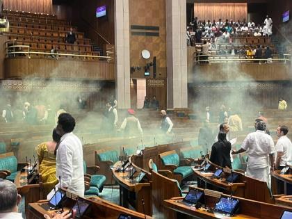 Four youths have reportedly attacked Parliament on Wednesday | संसदेची सुरक्षा भेदली आणि संपूर्ण देश हादरला; २२ वर्षांनी त्याच दिवशी पुन्हा संसदेवर हल्ला