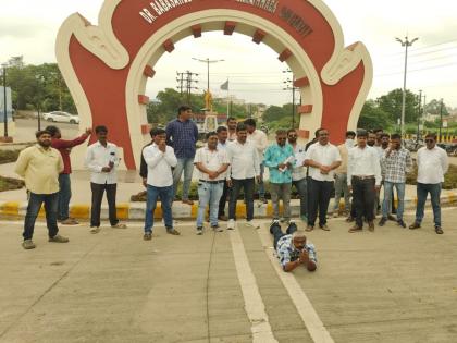 Register a case against those who take admission in PhD with fake degree; RPAI's 'prostration' protest | बनावट पदवीवर पीएचडीला प्रवेश घेणाऱ्यावर गुन्हा नोंदवा; रिपाईचे ‘साष्टांग दंडवत’ आंदोलन Register a case against those who take admission in PhD with fake degree; RPAI's 'prostration' protest | बनावट पदवीवर पीएचडीला प्रवेश घेणाऱ्यावर गुन्हा नोंदवा; रिपाईचे ‘साष्टांग दंडवत’ आंदोलन