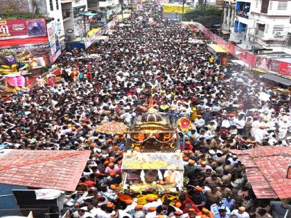 A royal farewell to Ganesha of Sangli Sansthan amidst the sounds of traditional instruments, a large crowd of devotees | पारंपरिक वाद्यांच्या निनादात सांगली संस्थानच्या गणरायाला शाही निरोप, भाविकांची मोठी गर्दी A royal farewell to Ganesha of Sangli Sansthan amidst the sounds of traditional instruments, a large crowd of devotees | पारंपरिक वाद्यांच्या निनादात सांगली संस्थानच्या गणरायाला शाही निरोप, भाविकांची मोठी गर्दी