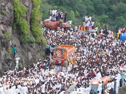 sant dnyaneshwar Mauli's palkhi sohla in Saswad after a 15 hour journey dive ghat | "हेचि दान देगा देवा । तुझा विसर न व्हावा॥" १५ तासांच्या प्रवासानंतर माऊलींची पालखी सासवडमध्ये​​​​​​​