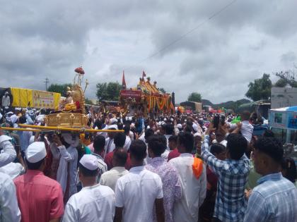 in ashadhi wari sant dnyaneshwar maharaj palkhi stay in valhe pune district | Ashadhi Wari: नाम तुझे रे नारायणा! फोडी पाषाणाला पान्हा!! माऊलींच्या पालखीचे वाल्हेकरांनी पुष्प वृष्टीने केले स्वागत