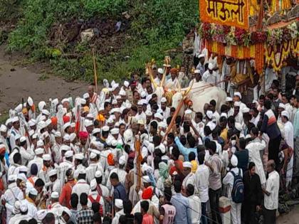 Satara Varkari agitation for not giving darshan of Sant Dnyaneshwar Padukas | माऊलींच्या परतीच्या प्रवासात वाद; पादुकांचे दर्शन न दिल्याने वारकऱ्याचे ठिय्या आंदोलन