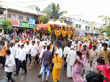 Welcome to Saint Sopankaka's Palkhi ceremony in a devotional atmosphere in Nirangari | संत सोपानकाकांचा पालखी सोहळ्याचे नीरानगरीत भक्तिमय वातावरणात स्वागत