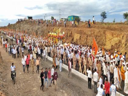 Welcome to sant tukaram maharaj palkhi in Baramati taluka | Ashadhi Wari: बारामती तालुक्यात फुलांच्या उधळणीत तुकोबांच्या पालखीचे स्वागत