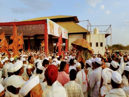 Taal Mridanga and warkari stunned at Vitthal name sant tukaram palkhi stay at Anthurne | टाळ - मृदंगाचा गजर अन् विठ्ठल नामात दंग झालेले वारकरी; तुकोबांची पालखी अंथुर्णेला मुक्कामी