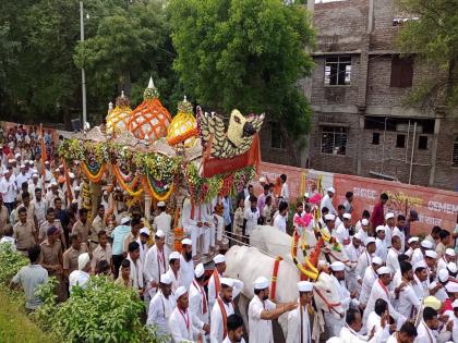 Saint Tukaram Maharaj palkhi stay in the warvand ashadhi wari | Ashadhi Wari: टाळ-मृदंगाच्या गजरात संत तुकाराम महाराज पालखी सोहळा वरवंडला विसावला