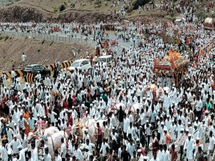 in ashadhi wari sant tukaram maharaj palkhi crosses the winding Roti Ghat | Ashadhi Wari: ज्ञानेश्वर माऊली.., तुकाराम.., जयघोषात वारकरी दंग; तुकोबारायांच्या पालखीचा वळणदार रोटी घाट पार